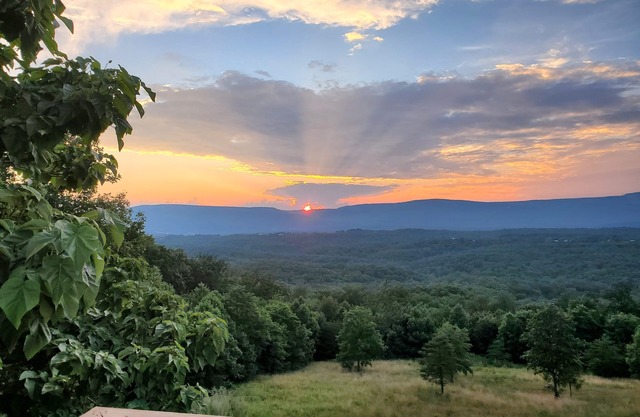 Great views, hike onsite, work remotely, huge smart TVs & hot-tub