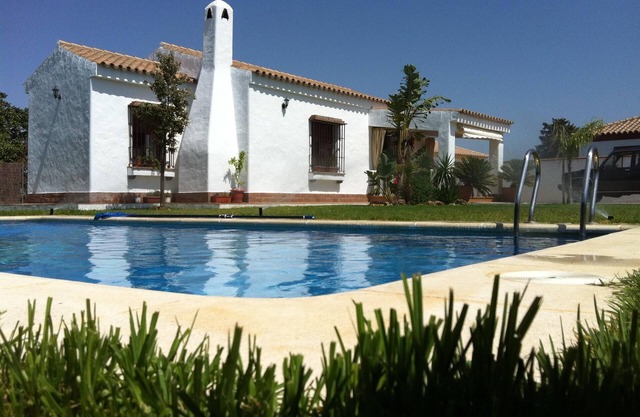 Great villa with pool, next to the town and beaches, ideal for families.