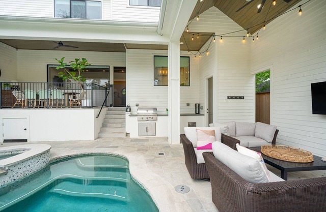 Greater Heights Area Luxury Retreat - Private Pool + Game Room