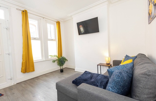 Green Corner Stay – Stylish Getaway Near Shops, Gym & 10 minis to City Center