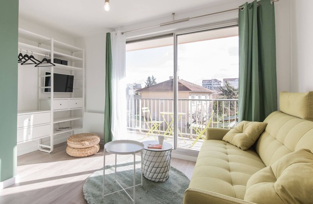 "Green Cosy, Doua/INSA/CESI, balcony, possibility of garage, workspace