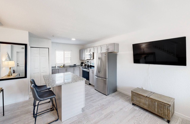 Green Pineapple | Condo in Marathon with pool access