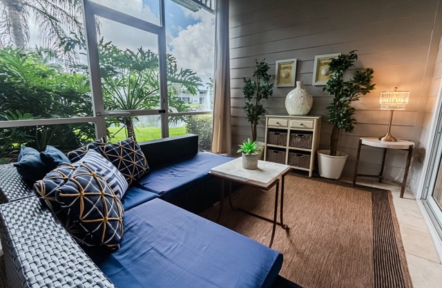 Greenlinks/Lely Condo-1st flr,end unit,Bldg.100/3BR,3BA ensuites/Upscale,Newly Renovated w/lk view