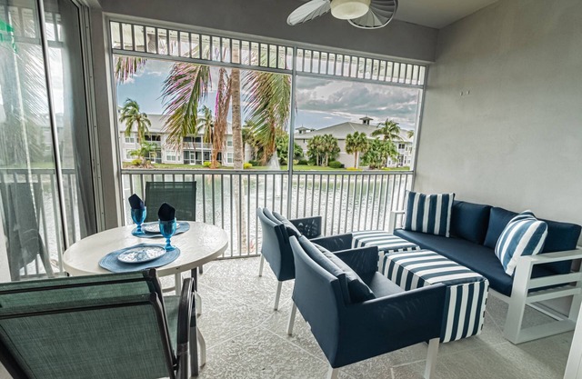 GreenLinks/Lely: Newly Updated decorated Condo with den, workspace, large smart TV's & lanai seating