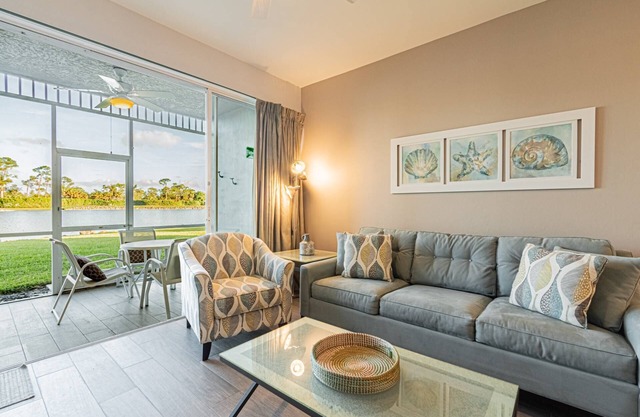 Greenlinks/Lely: Updated Coastal Condo w/Office space-Lake/Golf Views-Resort Amenities