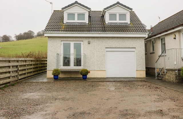 GREENMOUNT COTTAGE, pet friendly, character holiday cottage in Biggar