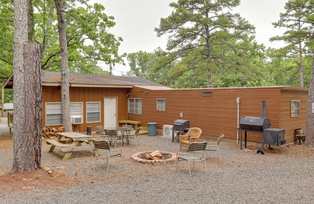 Greers Ferry Lake Escape: Cabin w/Pool Access