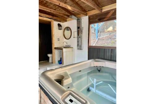 Greers Ferry Lakefront, Hot Tub, Bunk House