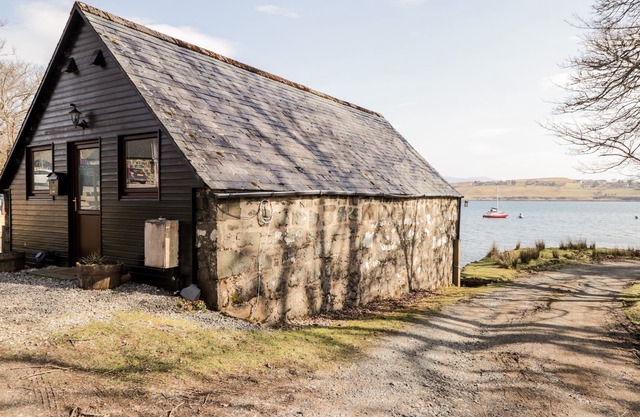 GRESHORNISH BOATHOUSE, pet friendly, with open fire in Dunvegan