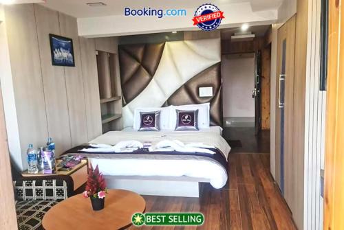 GRG Broadway Anexy Darjeeling Near Chowk Bazar - Excellent Service Recommended & Couple Friendly