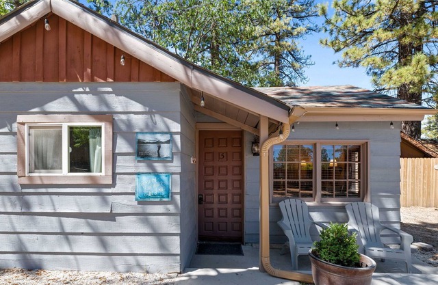 Grizzly Bear Studio Pet Friendly Walk to Village, Lake and Forest