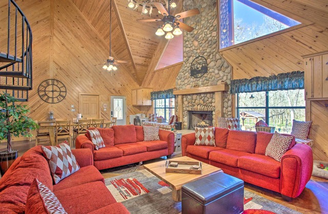 Groesbeck 'Lodge on the River': Hot Tub & Fire Pit