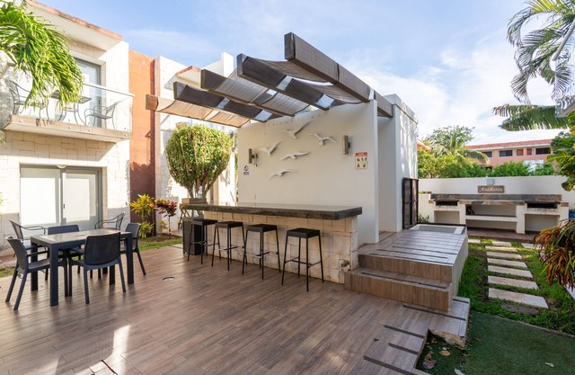 Ground Fl Studio, Nice area, 2 pools, 15 min walk to beach