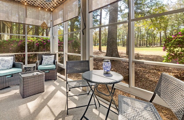 Ground-floor 2BR with pool – ideal for golf getaways, No pets.