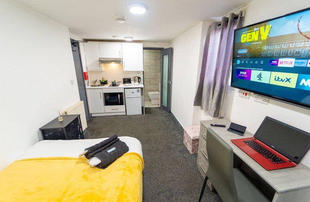Ground floor compact Studio!