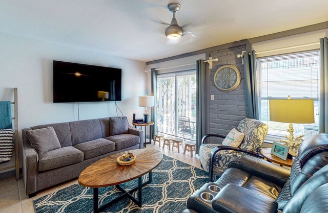 Ground Floor Condo, Boardwalk to Beach, Shared Pool and Grill