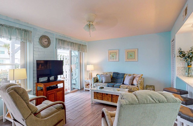 Ground Floor Condo, Boardwalk to Beach, Shared Pool and Grill