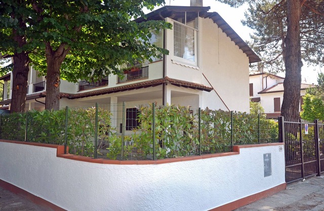 Ground floor villa with garden and comfortable patio by the sea