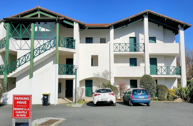 Ground floor studio with small garden in the center of Cambo les bains.