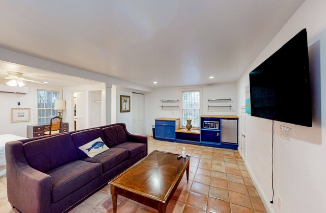 Ground-floor studio with shared outdoor area - near beach & attractions