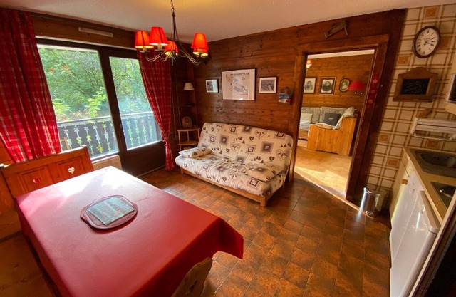 Ground Floor Apartment Near Ski Slopes, Parking, and Balcony