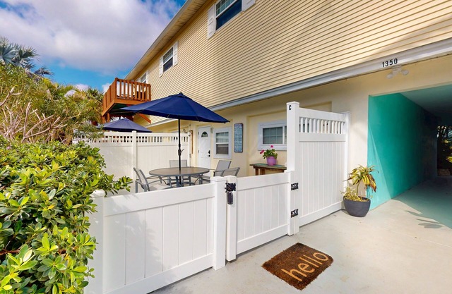 Ground-level condo w/patio, WiFi, AC, steps to the beach, near attractions