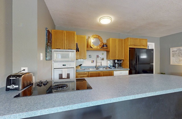 Ground-level condo w/patio, WiFi, AC, steps to the beach, near attractions