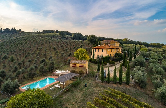 Groundfloor apt with al fresco dining, shared pool & wi-fi on awarded winery.