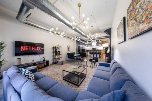Group-Friendly 6BR Luxury Suite in Prime South Loop Location with Optional Parking and Gym Access Near McCormick Place, Soldier Field and Grant Park