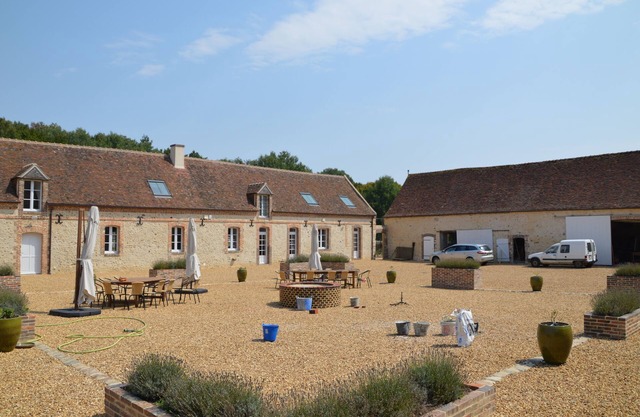 Group gîte for 27 people 1h30 from Paris with reception room