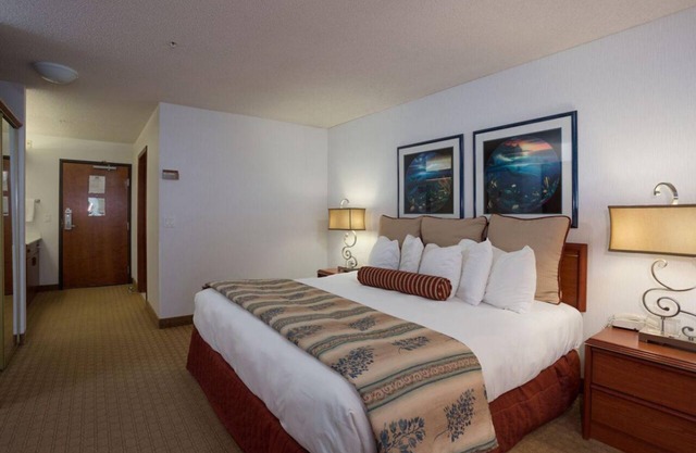 GROUPS BEACH ESCAPE! COMFY UNIT, POOL, PARKING