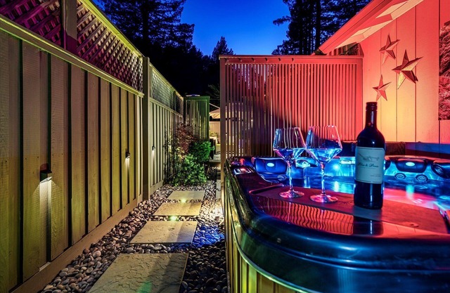 GuernevilleGetaway~Laid Back Retreat w/Lounge, GameRm/HotTub/Pup/WiFi