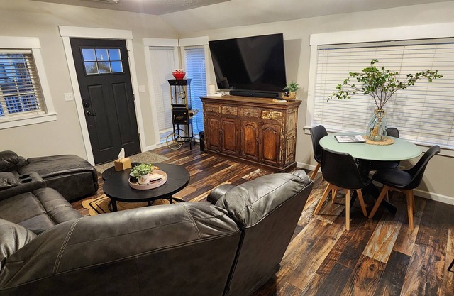 Guest Favorite, Peaceful, Walkable to Dinning and Shopping & 5 -Star clean!