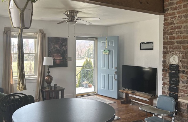 GUEST FAVORITE! ROANOKE RIVER&BIKE TRAILS. PET FRIENDLY WEEKLY DISCOUNTS HOT TUB