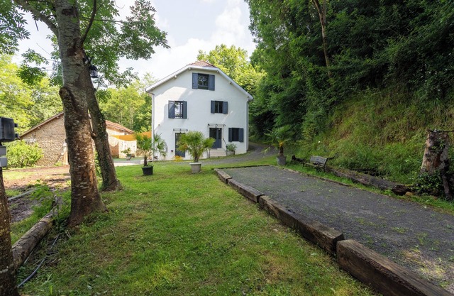 Guest House 'Ozalée - Domaine Helaku' with Mountain View, Shared Terrace and Wi-Fi