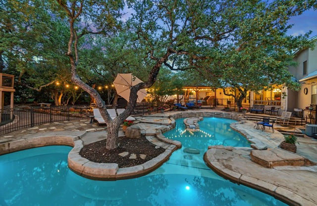 Guest House w/Resort Style Backyard, 2 pools & Hot tub