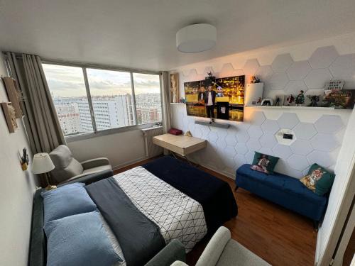 Guest room in a shared apartment - Metro 7 and Tramway T3a