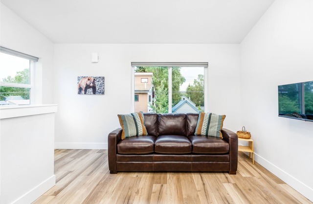 Guest suite in a prime location blocks from downtown with WiFi & W/D