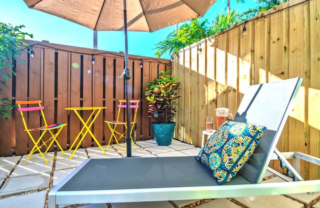 Guest Suite with Private Entry & Bath, Charming Patio, Near Beach and Airport