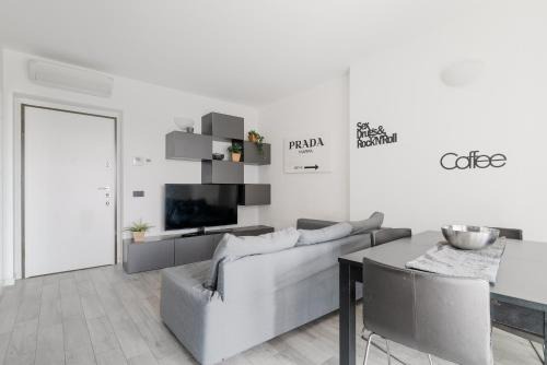 GuestHost - Bonola M1 Balcony Apartment