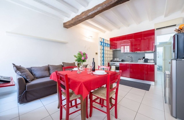 GuestHost - Bright and Central Apartment in Parma