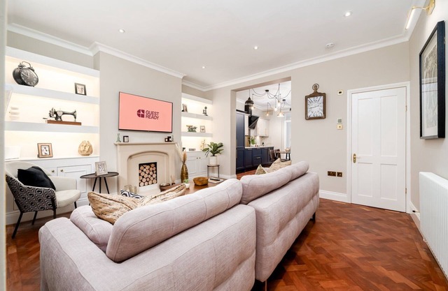 GuestReady – Elegant 3BR Near Victoria Station