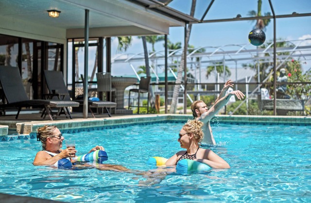Gulf Access with Heated Pool & Spa, 2x Kings Beds & Fully Stocked Kitchen