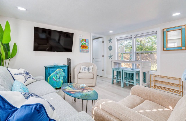 Gulf Breeze Home w/Deck: Walk to Public Boat Ramp