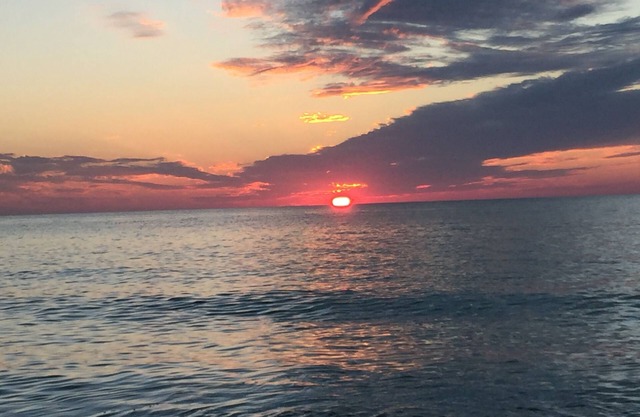 Gulf Breeze Retreat.Steps to the Beach, Gulf Breezes Await & Stunning Sunsets!