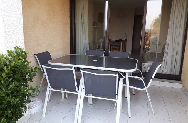 Gulf of Saint Tropez, apartment sleeps 4, ground floor with terrace and small garden