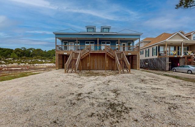 Gulfview duplex with panoramic views, large balcony, and internet