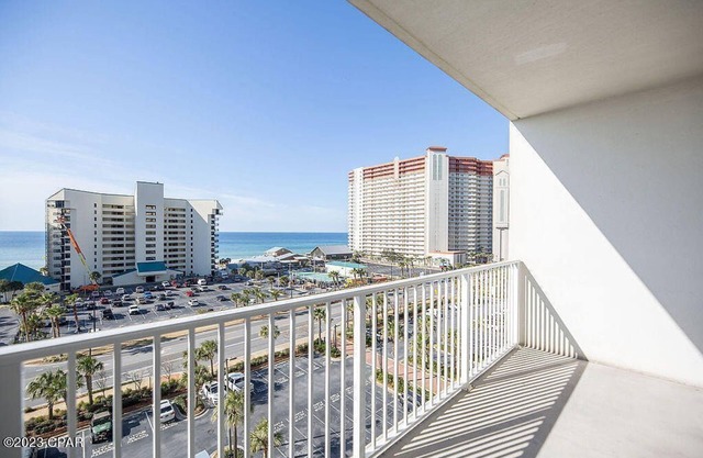 Gulfview Luxury 1Br sleeps 6, LakeTown Wharf 517, short walk to beach!