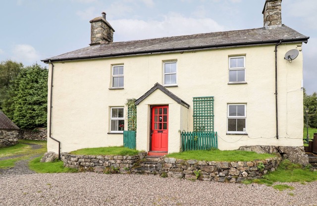 GWENGRAIG, pet friendly, character holiday cottage in Dolgellau