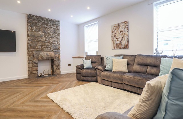 GWYDYR BACH 1, pet friendly, luxury holiday cottage in Llanrwst